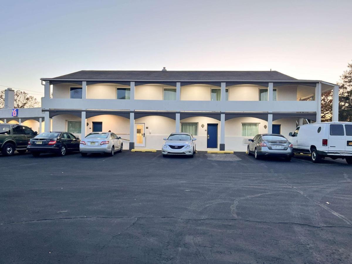 Motel 6 Williamstown Exterior photo